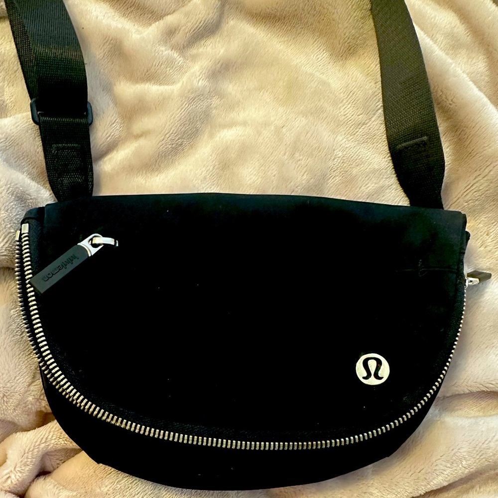 Lululemon worn once mini festival bag